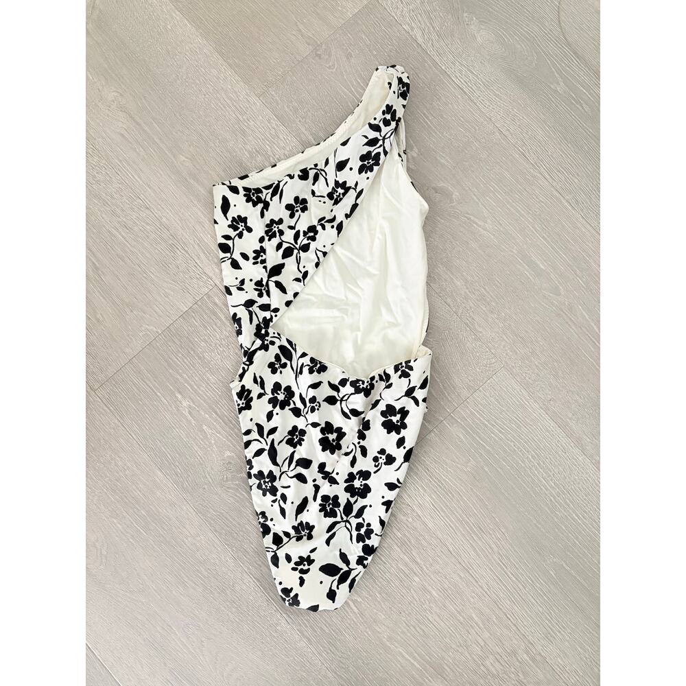 Lovers + Friends Dori One Shoulder One Piece Swimsuit XS White Black Blooms - Picture 5 of 7